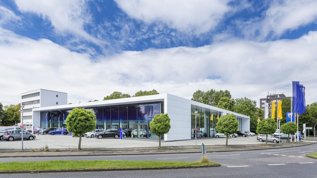 Das Foto zeigt die Außenansicht eines modern sanierten Gebäudes der Autohaus Bernds GmbH in Duisburg.