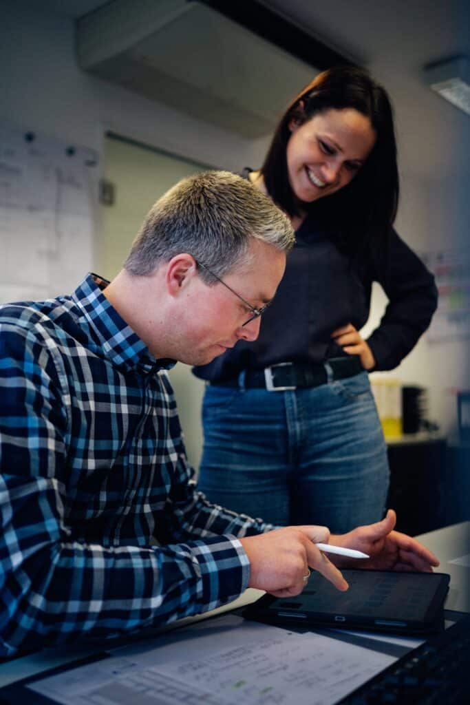 Mitarbeitende von Giesers Bau GmbH bei der Arbeit am Computer