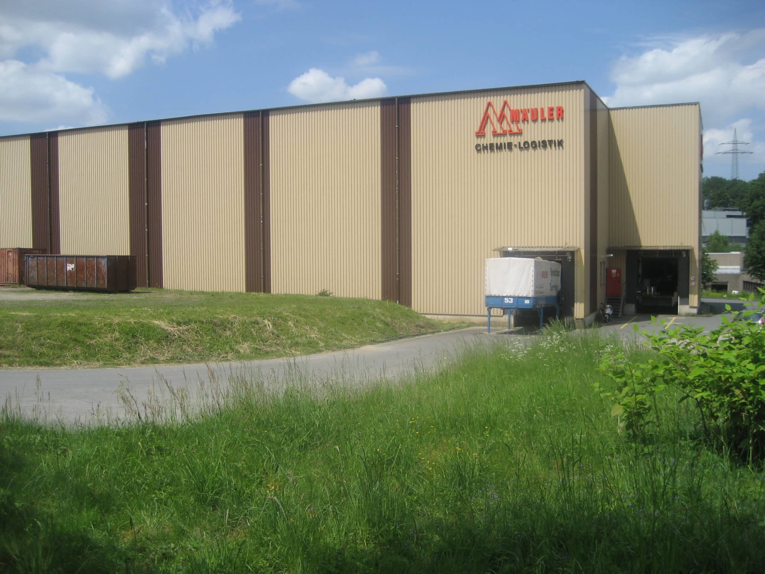 Außenansicht einer Lagerhalle vor der Sanierung