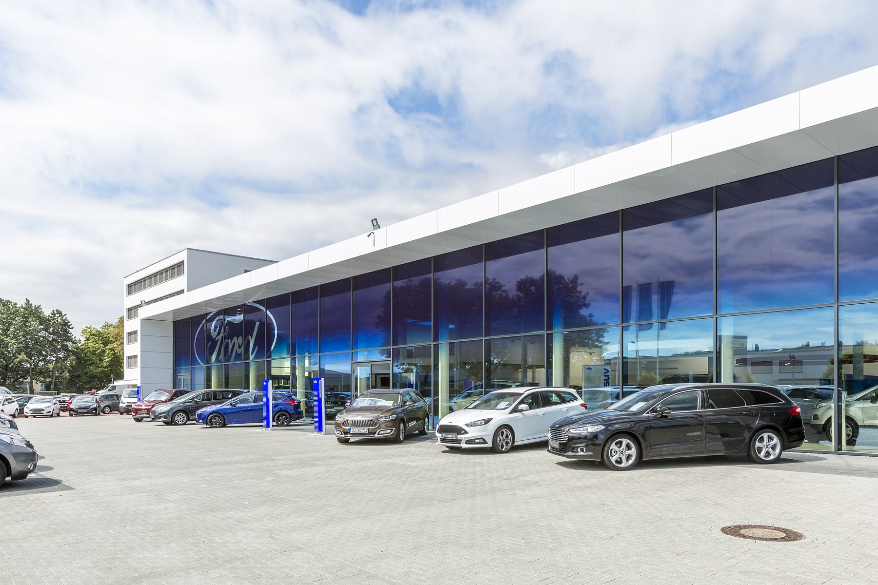 Außenansicht vom Autohaus Bernds in Duisburg