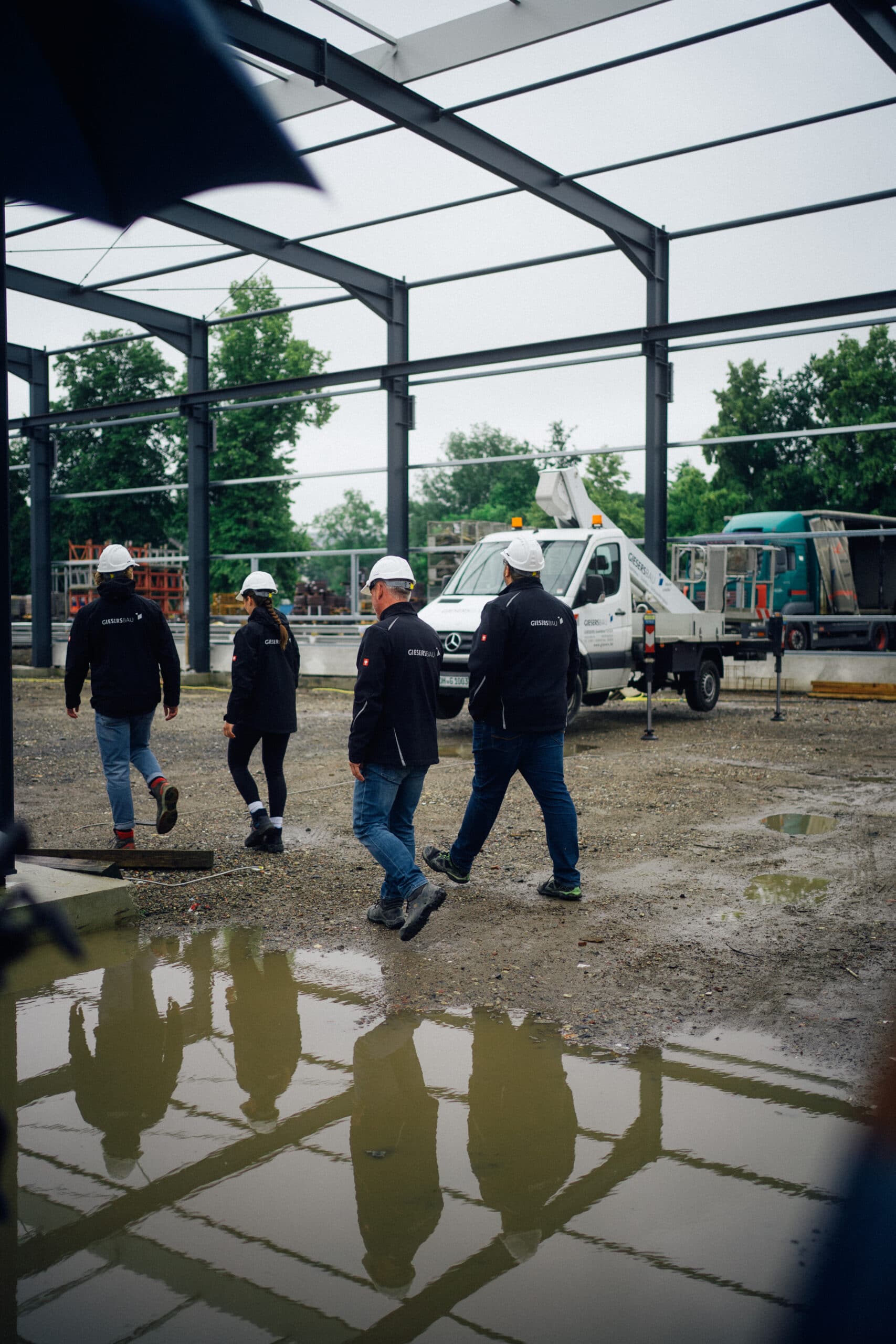 Giesers Bau Mitarbeiter bei Konrolle auf der Baustelle