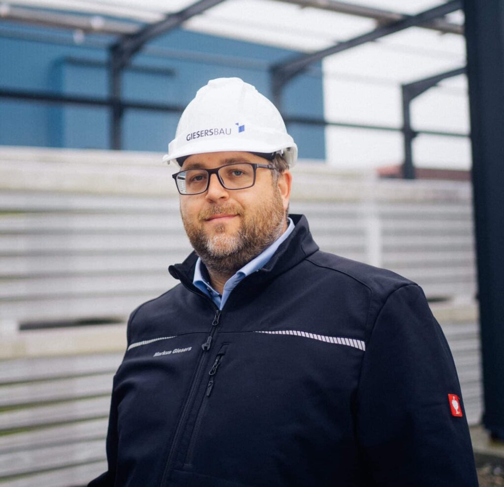 Geschäftsführer Markus Giesers als Bauleiter auf einer Baustelle