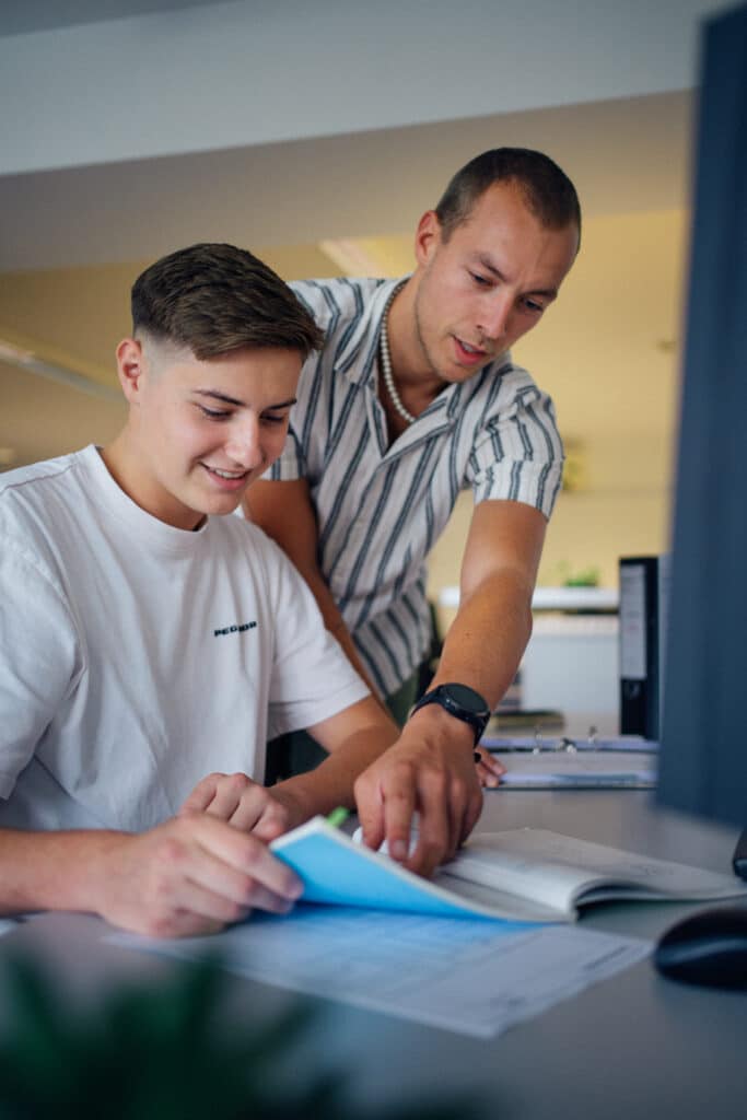 Ausbilder und Azubi bei Giesers Bau am Schreibtisch