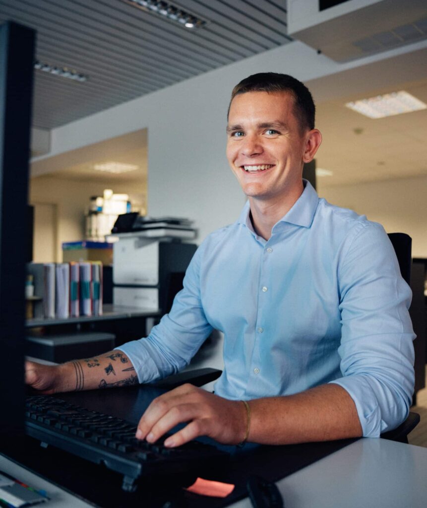 HR Manager von Giesers Bau am Schreibtisch im Büro