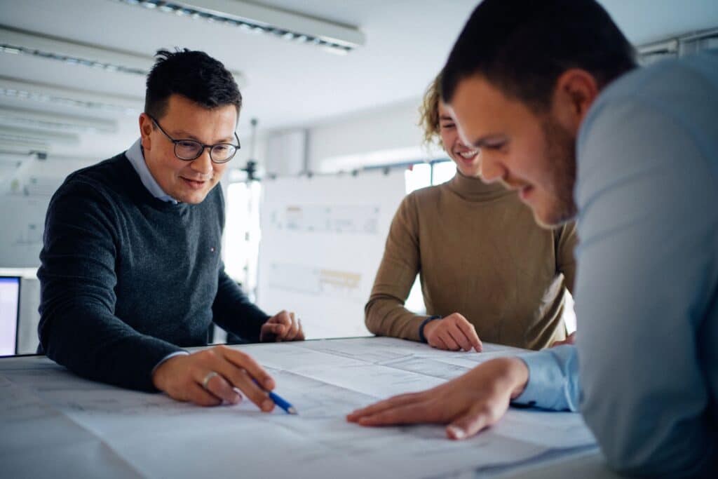 Mitarbeitende von Giesers Stahlbau GmbH in einem Planungsgespräch