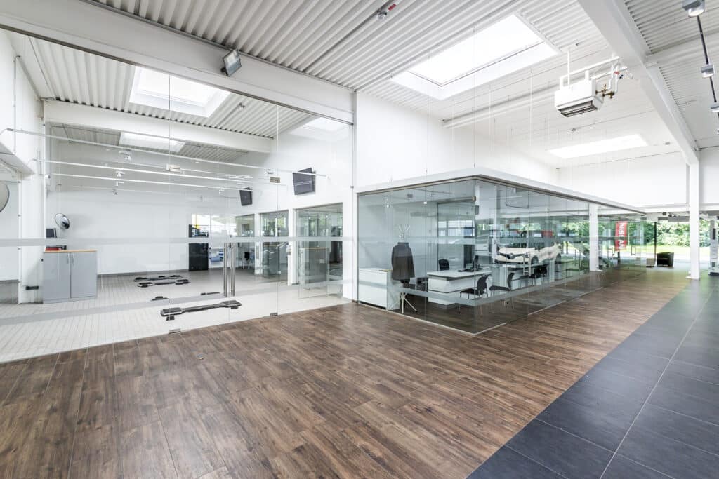 Innenansicht eines Autohauses in Duisburg