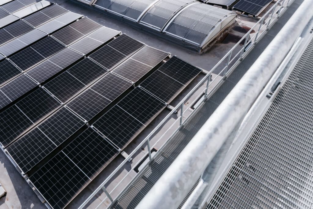 Photovoltaikanlage auf dem Dach einer Industriehalle