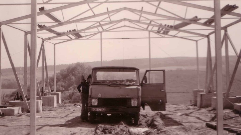 Historische Aufnahme mit einem Fahrzeug auf einer Baustelle