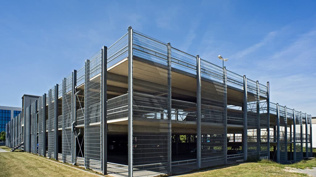 Außenansicht des mehrgeschossigen Parkhauses mit Stahltragwerk und offenen Fassadenelementen