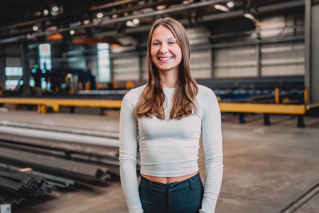 Porträt einer Auszubildenden der Firma Giesers Stahlbau GmbH in der Werkstatt