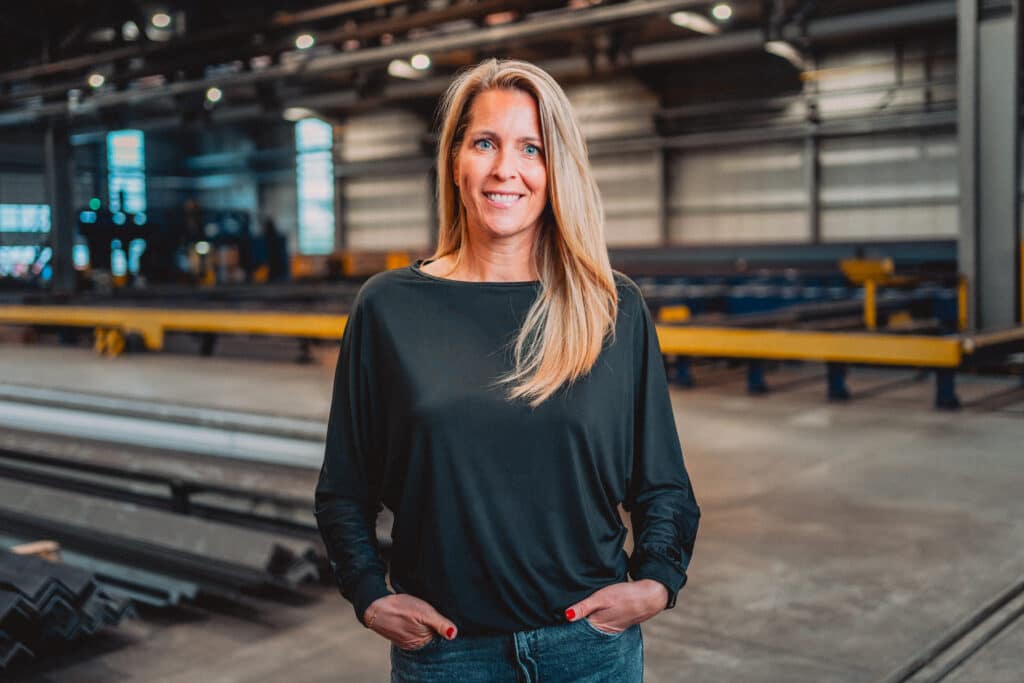 Portrait einer Frau in einer Stahlbauproduktionshalle
